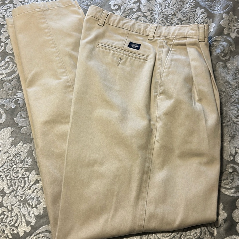 Men’s classic tan khaki Chinos